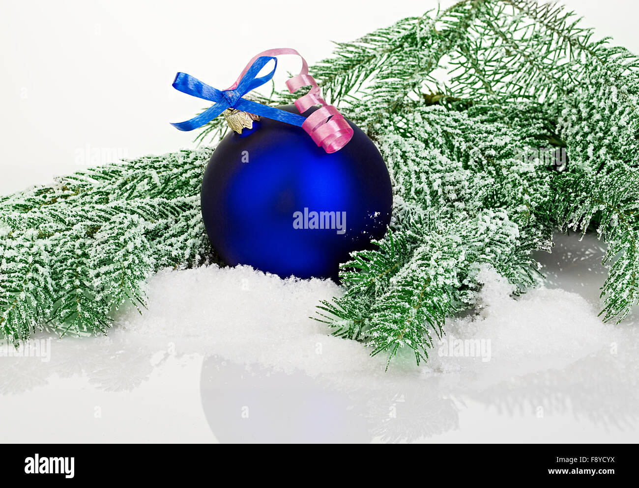 Schöne blaue Weihnachtskugel über frostigen Tanne. Christbaumkugel. Stockfoto