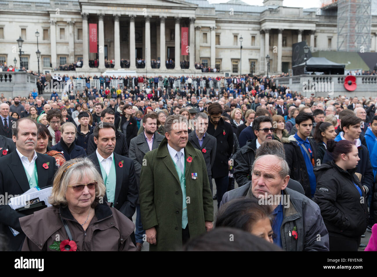 Eine zwei Minuten Stille von Menschenmassen auf Tag des Waffenstillstands mit beobachtet: Atmosphäre wo: London, Vereinigtes Königreich bei: 11. November 2015 Stockfoto