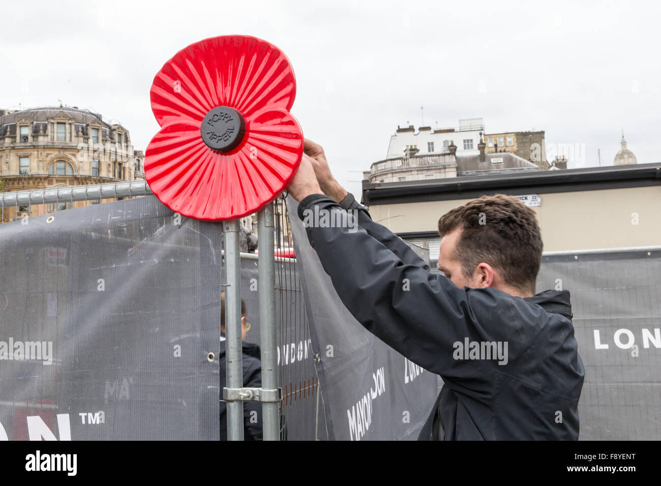 Eine zwei Minuten Stille von Menschenmassen auf Tag des Waffenstillstands mit beobachtet: Atmosphäre wo: London, Vereinigtes Königreich bei: 11. November 2015 Stockfoto