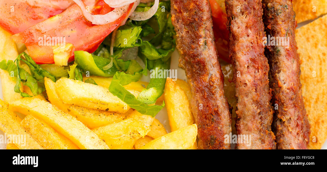 Souvlaki oder Kebab auf Spieße mit Kartoffeln und Gemüse ...