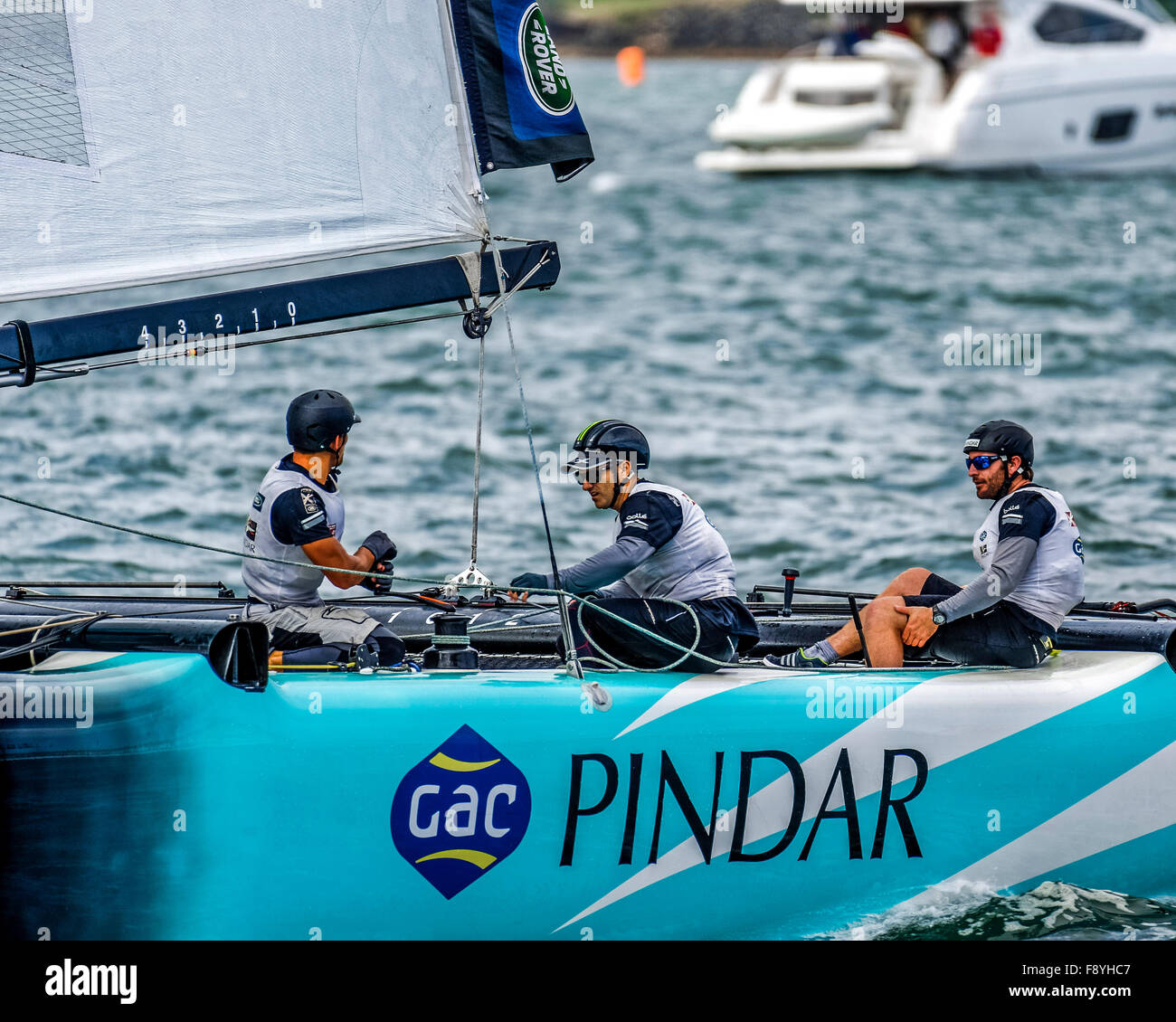 Sydney Harbour, Sydney, Australien. 12. Dezember 2015. Extreme Sailing Act 8. 3. Tag. GAC Pindar (GBR) in Aktion im Hafen von Sydney. GAC Pindar (GBR) beendete den dritten Tag in den 8. Platz für den letzten Akt der 2015 Extreme Sailing Series in Sydney. Bildnachweis: Aktion Plus Sport/Alamy Live-Nachrichten Stockfoto