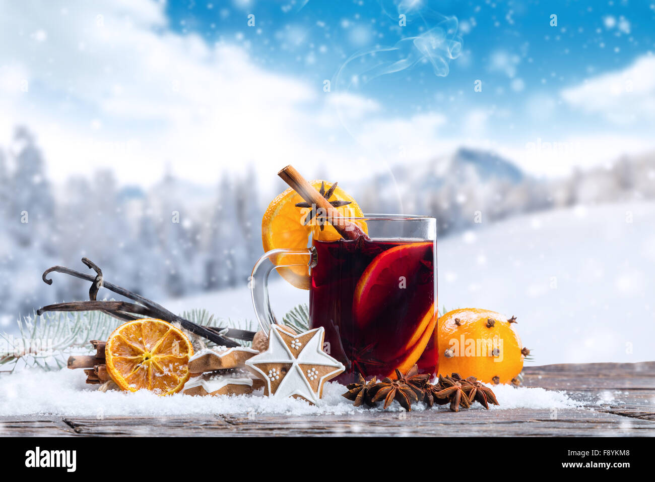 Rot Wein Heißgetränk auf Holztisch Stockfoto