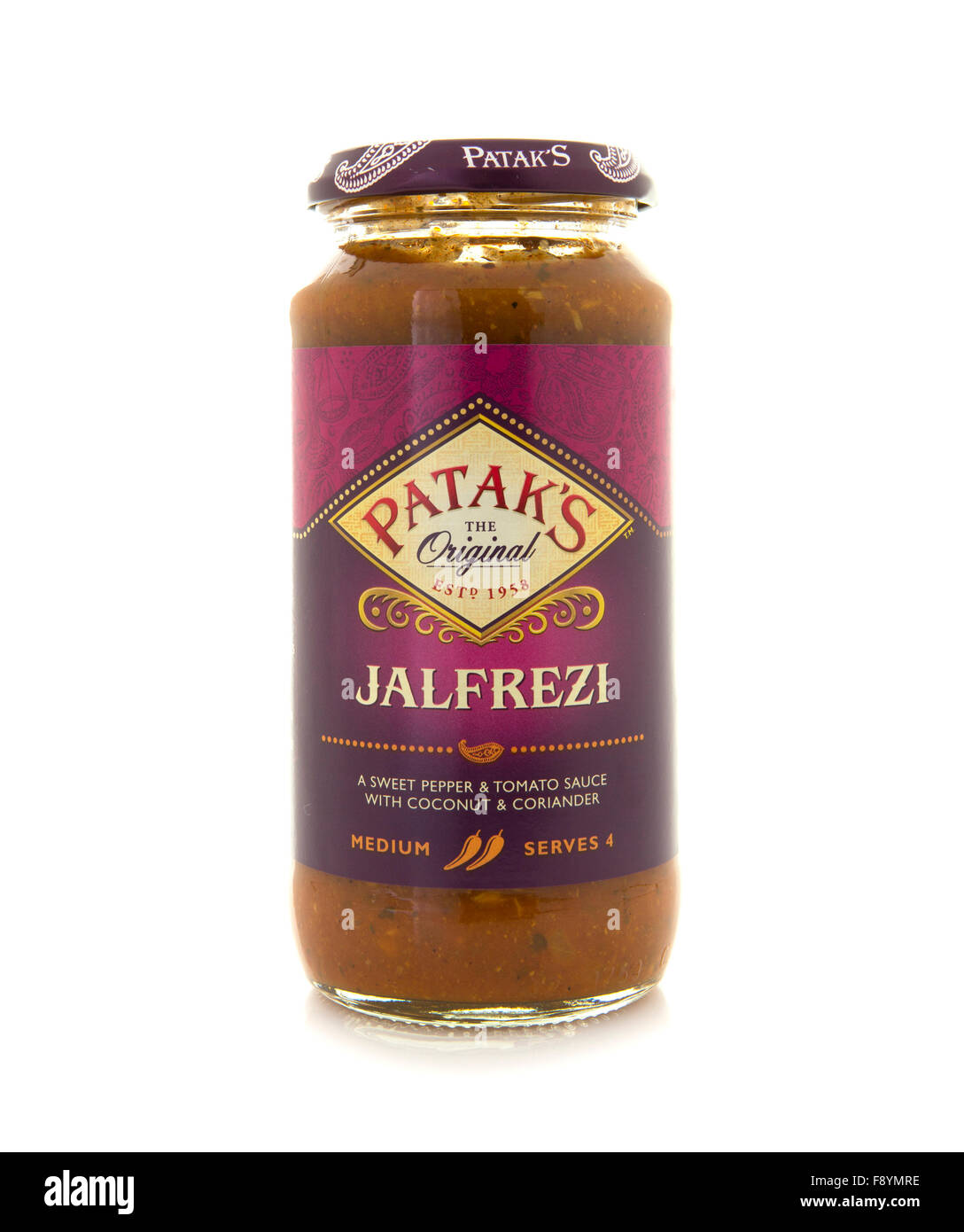 Glas mit Pataks Jalfrezi Original Currysauce auf weißem Hintergrund Stockfoto