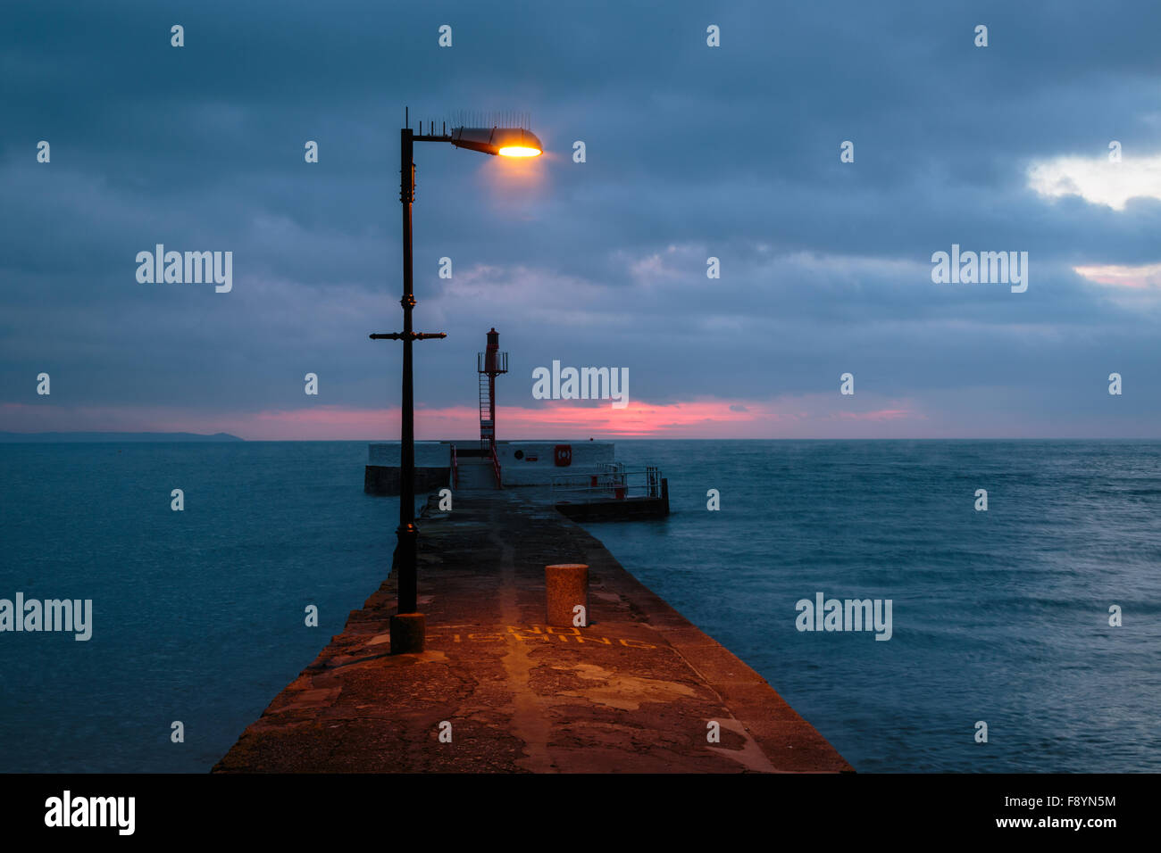 Erste Licht des neuen Tages umfallen Banjo Pier im Osten Looe Cornwall Stockfoto