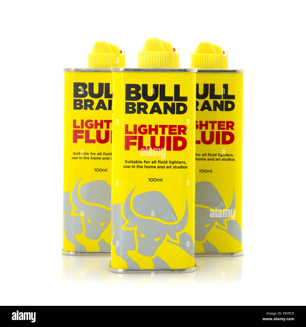 Drei Dosen Bull Marke besonders raffinierte Feuerzeugbenzin auf weißem Hintergrund Stockfoto