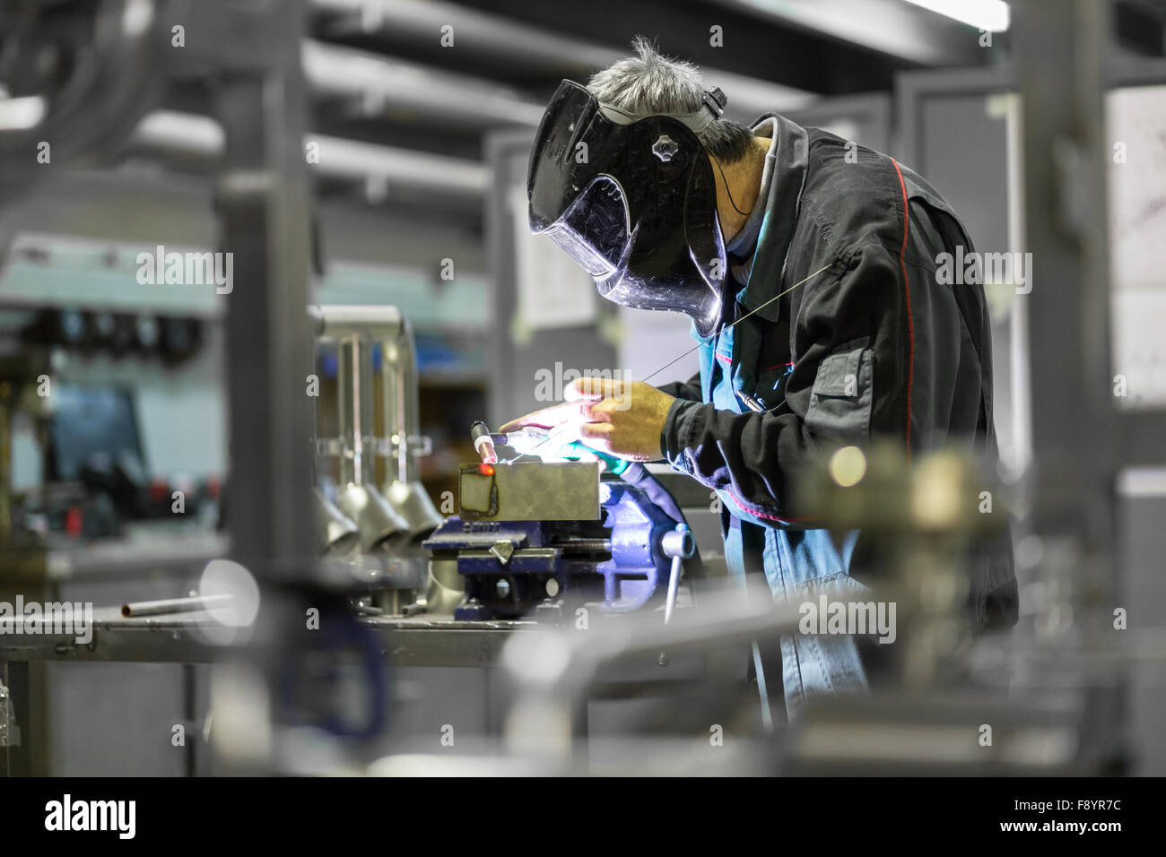 Industriearbeiter in Metallfabrik Schweißen. Stockfoto