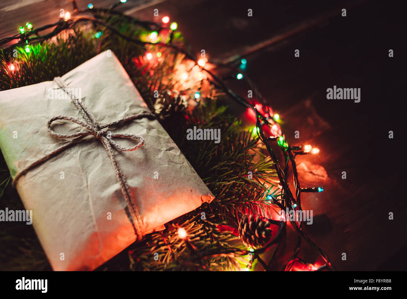 Weihnachten Handwerk rustikale Geschenk Closeup auf dem Holztisch Stockfoto