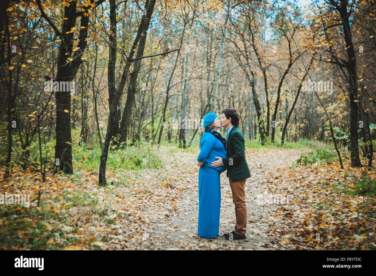 Brautpaar Mann küssen seine schwangere Frau im Herbst park Stockfoto