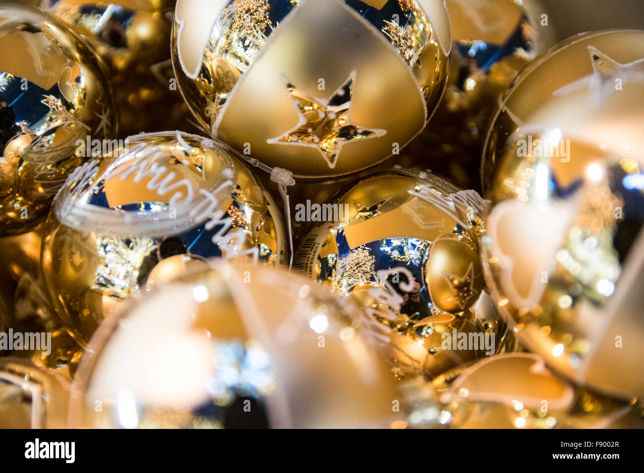 Hintergrund von goldenen Kugeln für den Weihnachtsbaum gebildet. Stockfoto