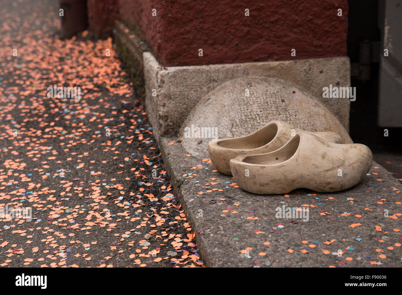 Ein paar typische hölzerne Schuhe aus einem Waggis während der Basler Fasnacht Stockfoto