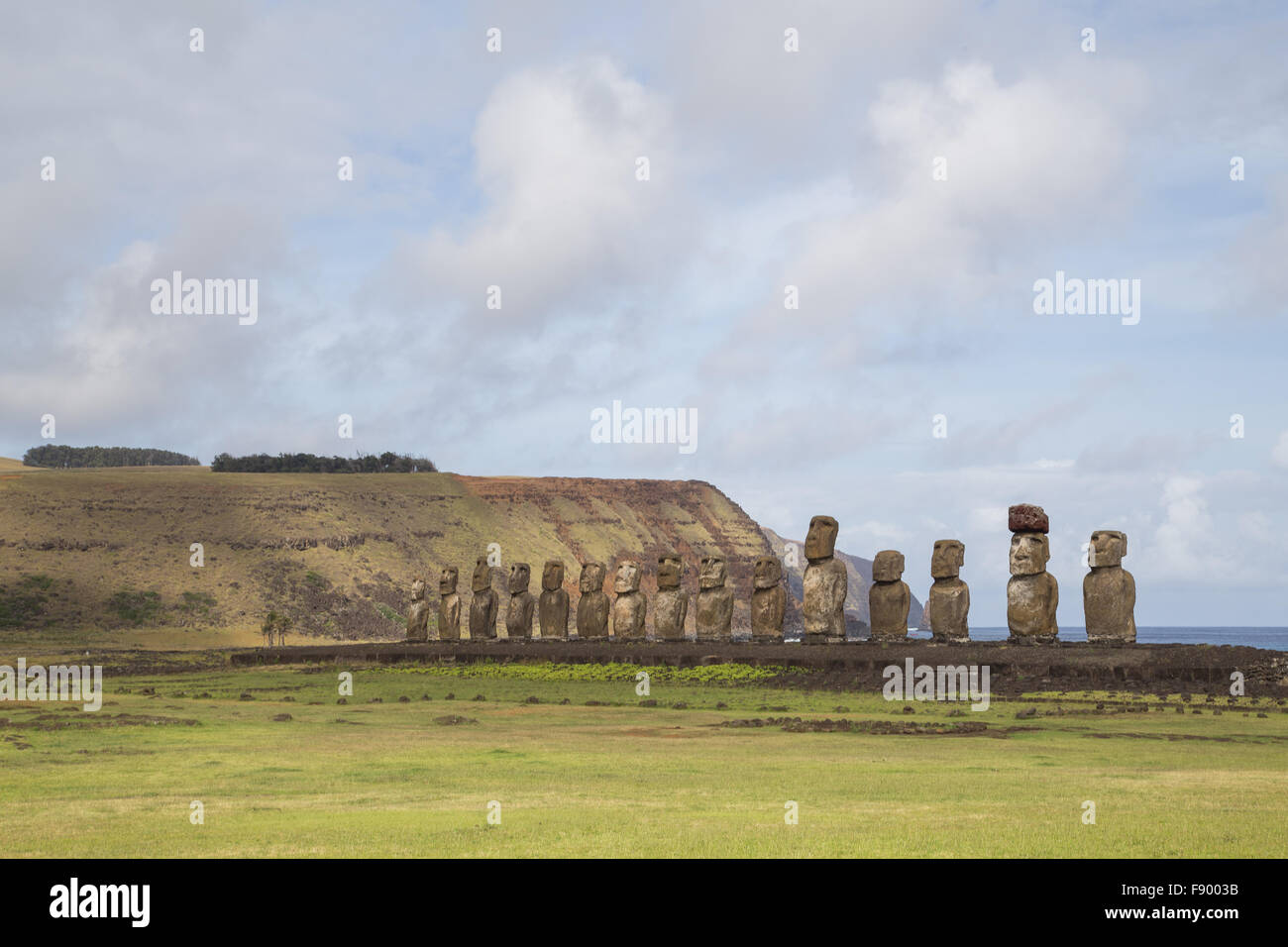 Fotografieren von 15 Moais am Ahu Tongariki auf der Osterinsel in Chile. Stockfoto