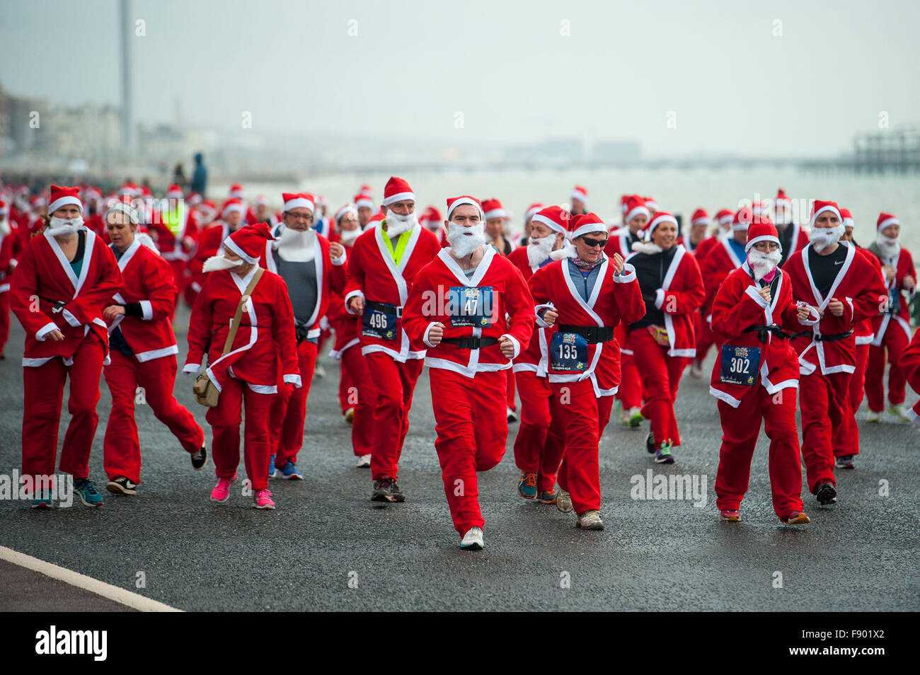 Meer von roten Weihnachtsmänner, die heute bei der jährlichen "Santa Dash" entlang & Hove Brighton Seafront, Sussex, UK.  Darren Cool - 0779230872 Stockfoto