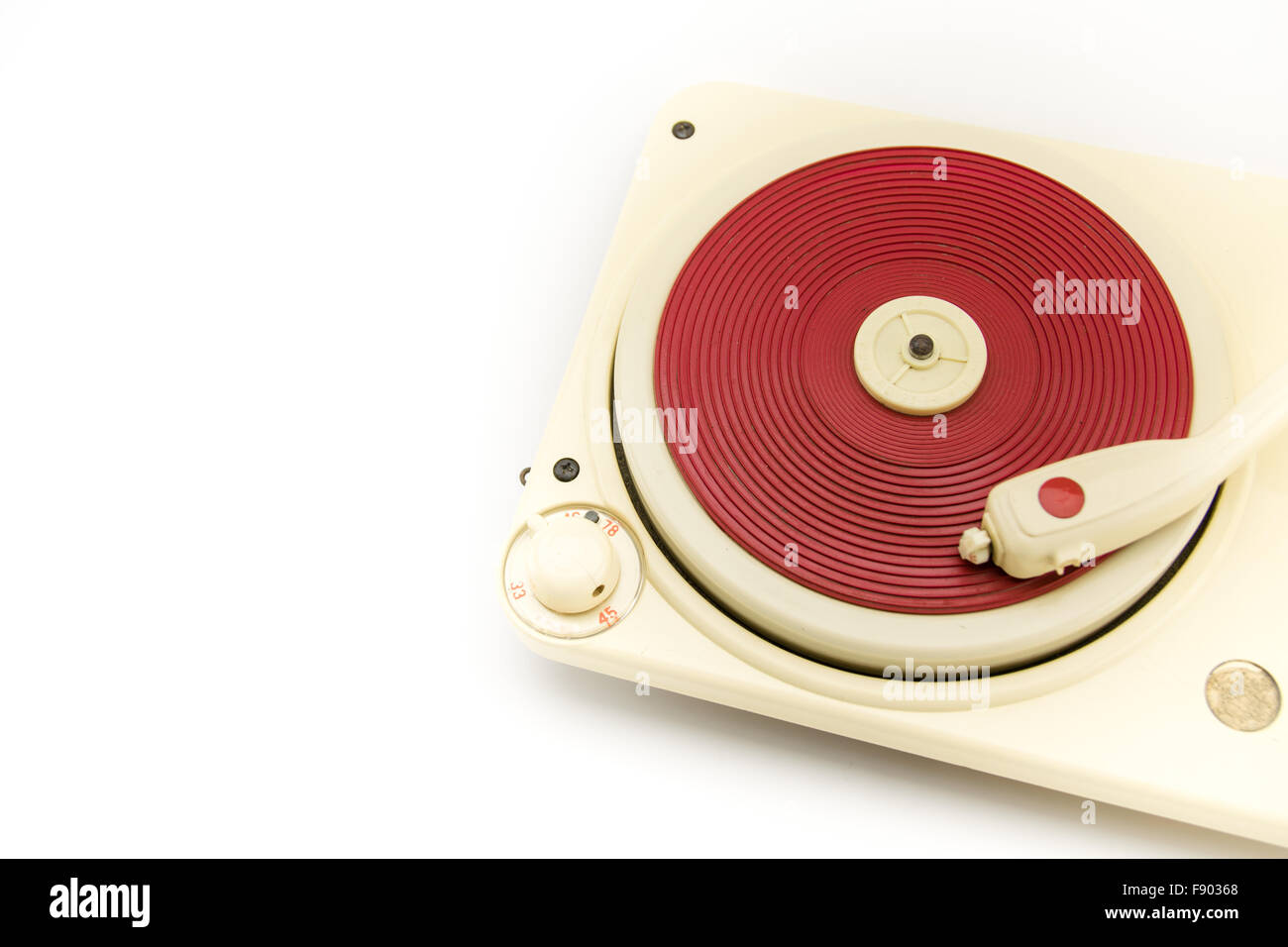 Vintage rot Plattenspieler auf weißem Hintergrund mit textfreiraum auf der linken Seite. Stockfoto