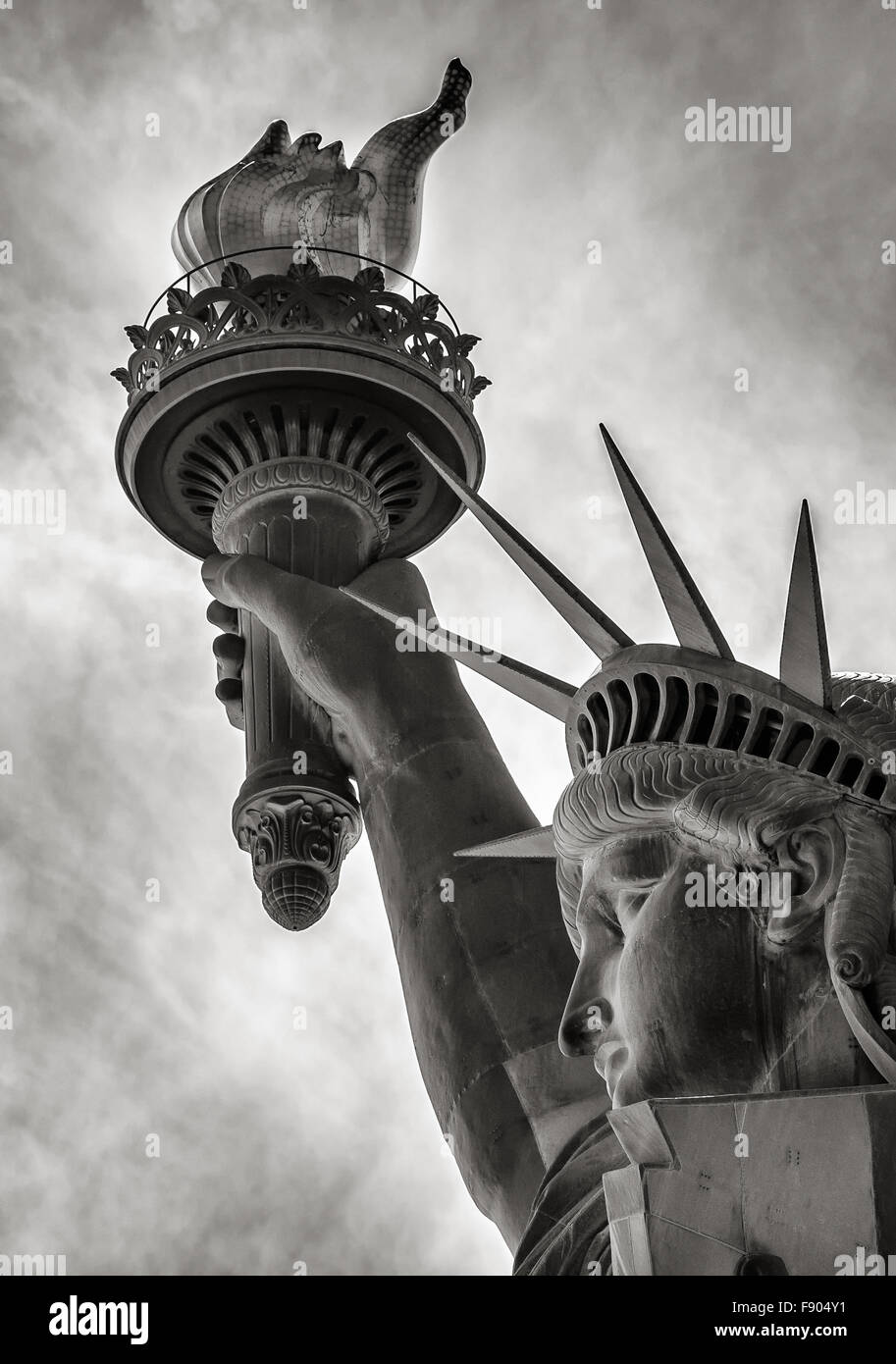 & Schwarz-weiß-Detail der Fackel, Krone und das Profil der Statue of Liberty, Liberty Island, New York City Stockfoto