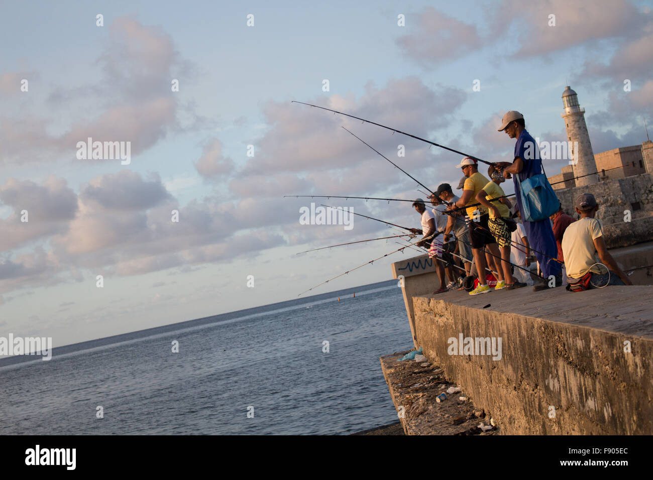 Einige Fischer sind in der Nähe von El Morro Angeln. Stockfoto