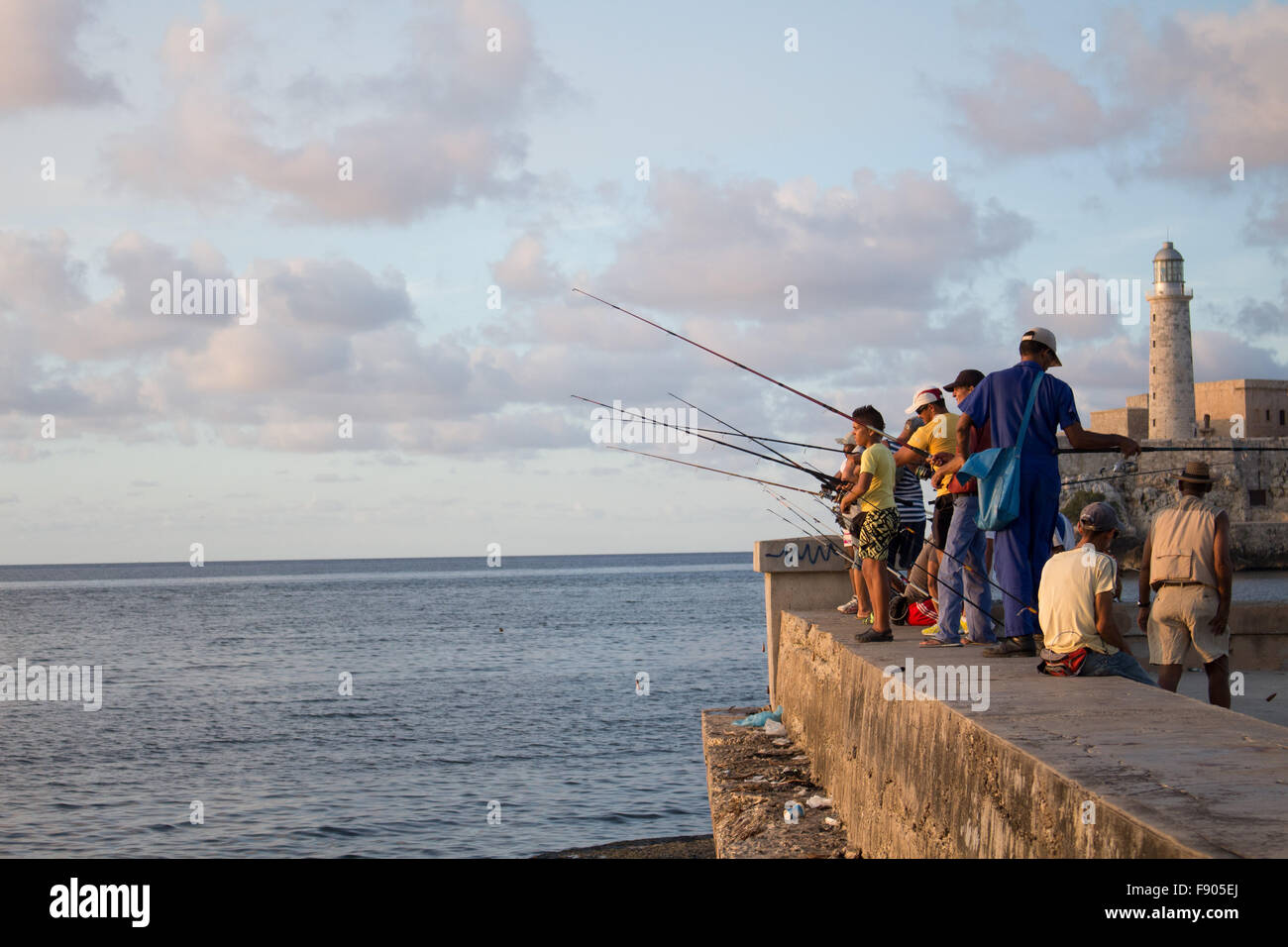 Einige Fischer in der Nähe von El Morro in Habana Stockfoto