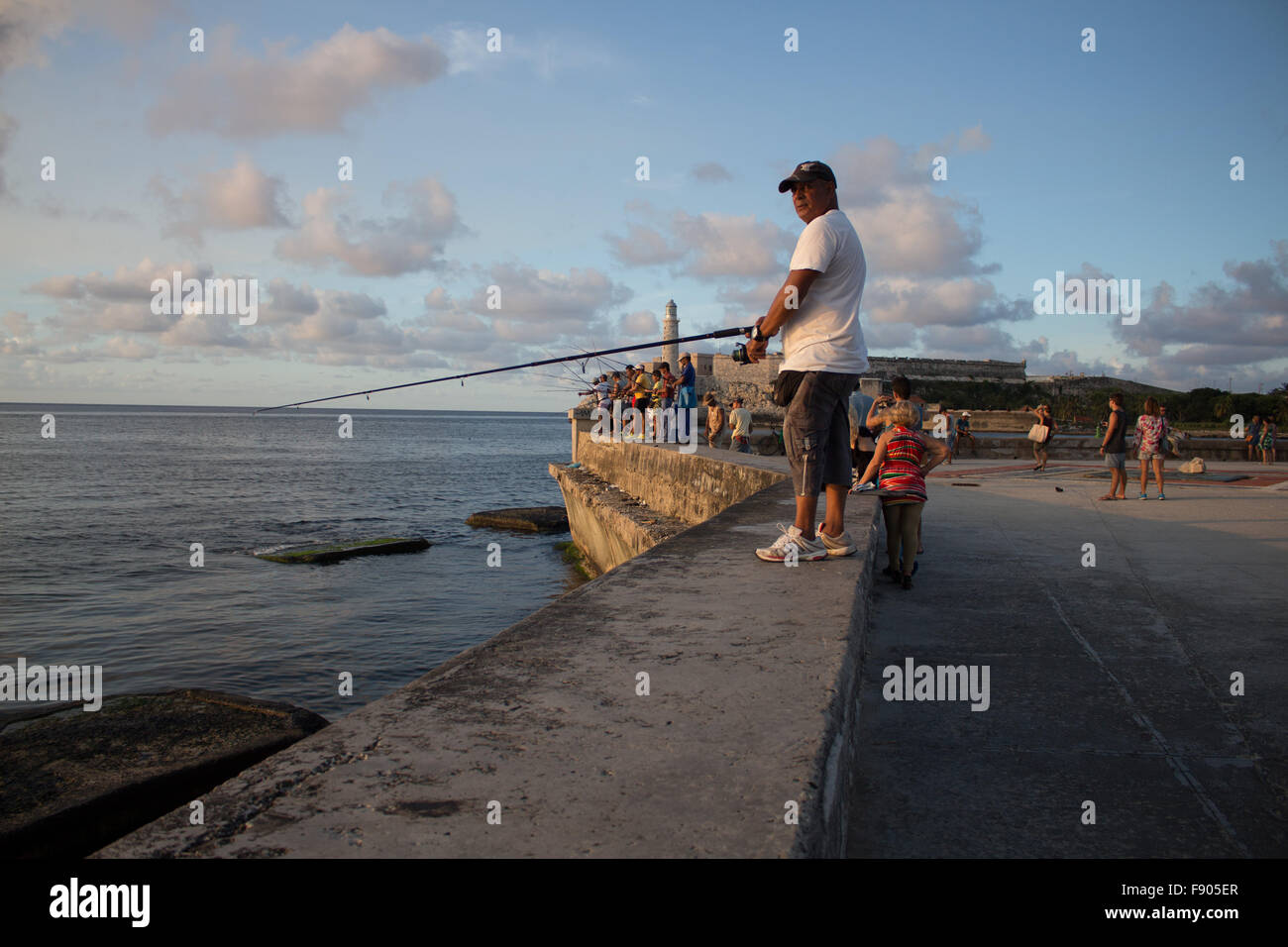 Ein Angler ist das Angeln in der Nähe von El Morro (Habana-Kuba) Stockfoto