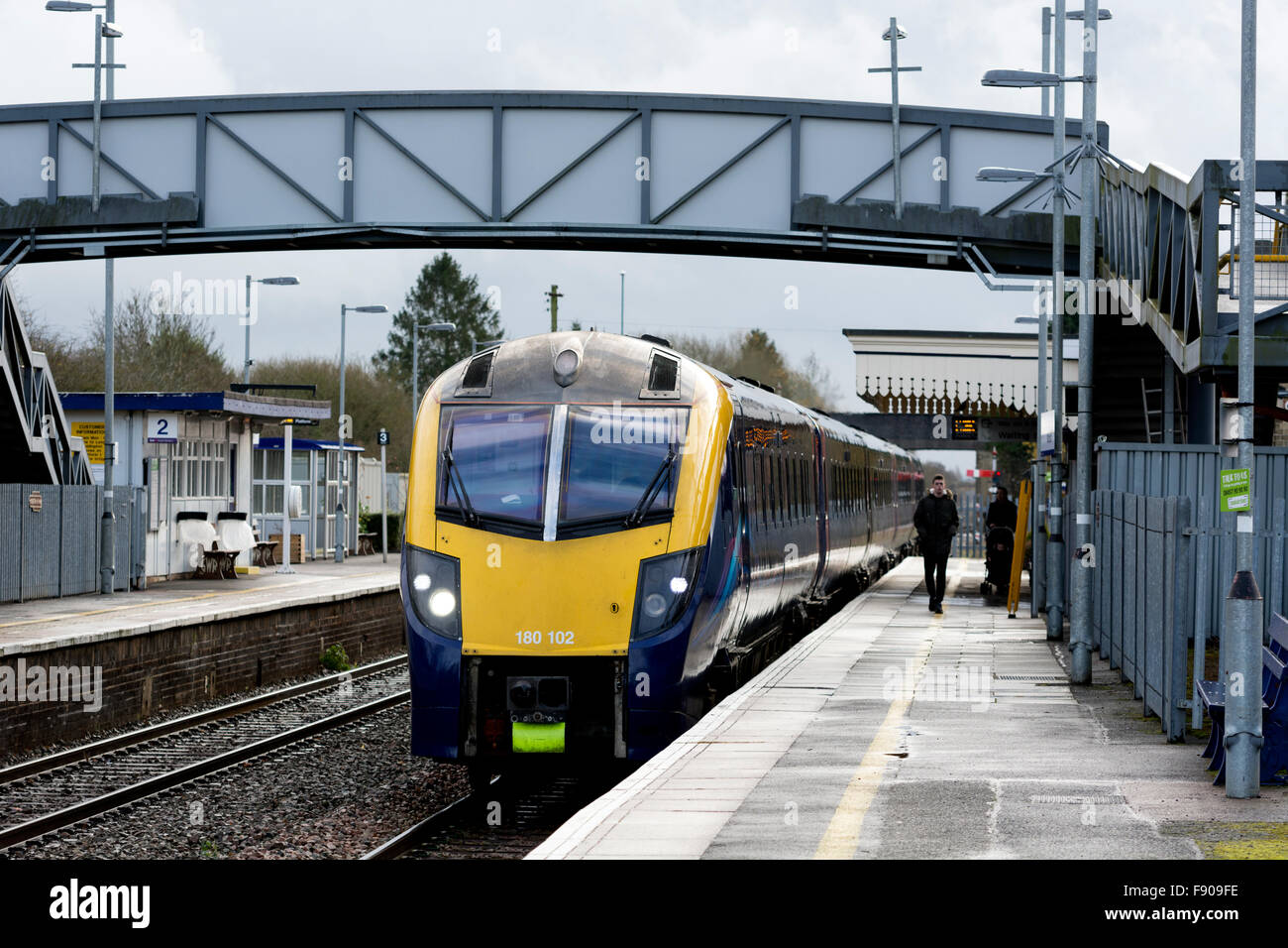 First Great Western Zug Ankunft am Bahnhof Moreton-in-Marsh, Gloucestershire, UK Stockfoto