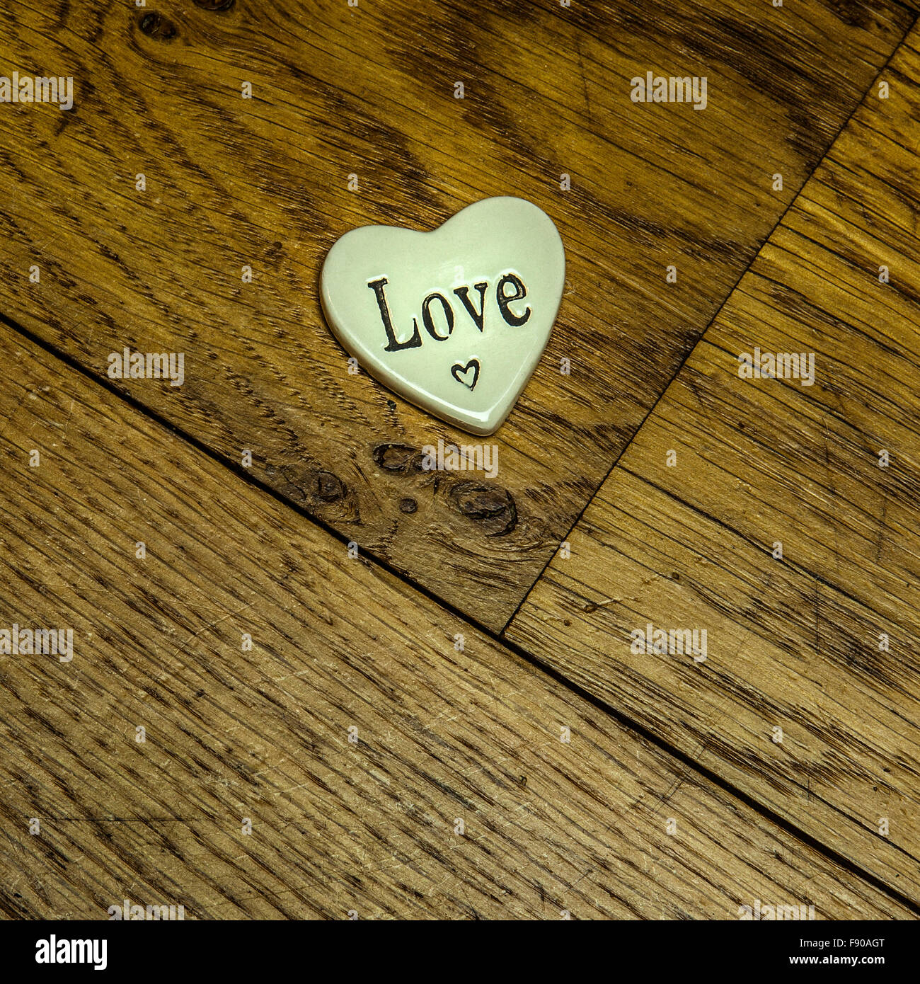 Liebe Herz auf Holz Textur Hintergrund Stockfoto
