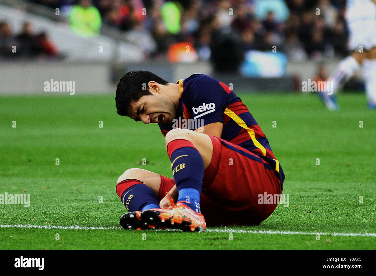 Camp Nou, Barcelona, Spanien. 12. Dezember 2015. Der Primera División. FC Barcelona gegen Deportivo De La Coruña. Suarez gedumpten aus einem Foul während des Spiels Credit: Action Plus Sport/Alamy Live News Stockfoto