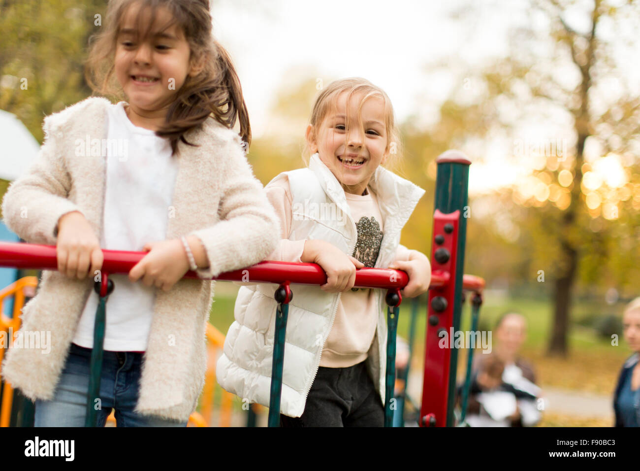 Kleine Mädchen auf dem Spielplatz Stockfoto