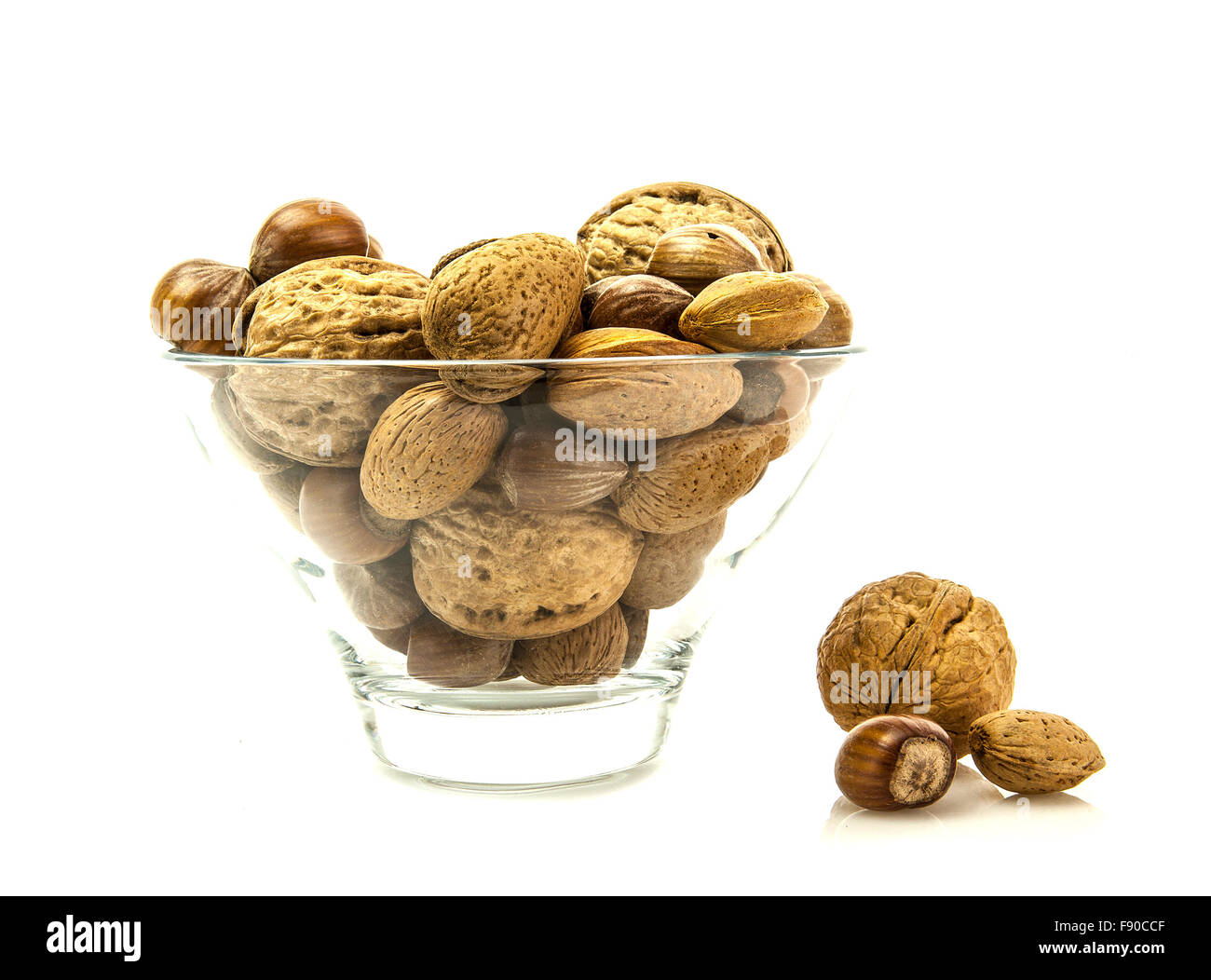Nussmischung in eine Glasschüssel auf weißem Hintergrund Stockfoto