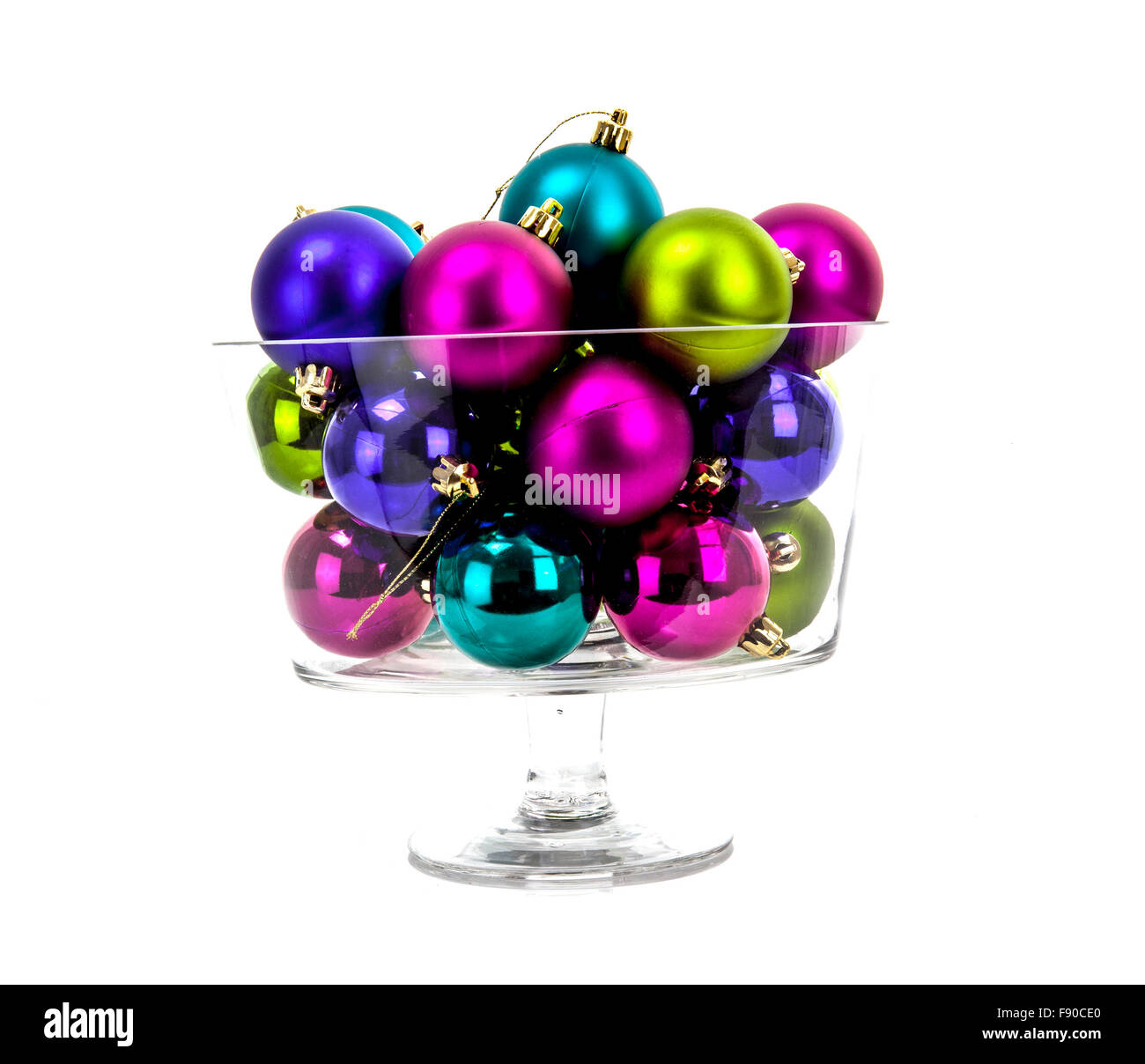 Bunte Weihnachtskugeln in einem Glas isoliert auf weißem Hintergrund Stockfoto