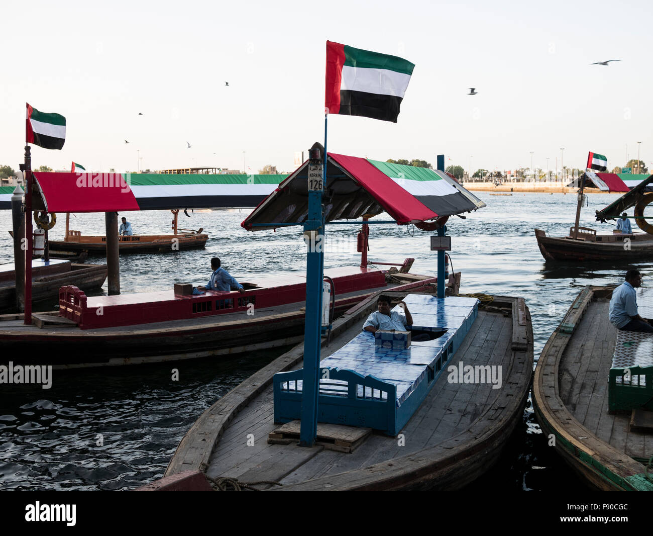 Dubai-Wassertransport; die Abra (Boot) verwaltet von RTA Dubai warten auf Passagiere, den Creek zu überqueren. Stockfoto