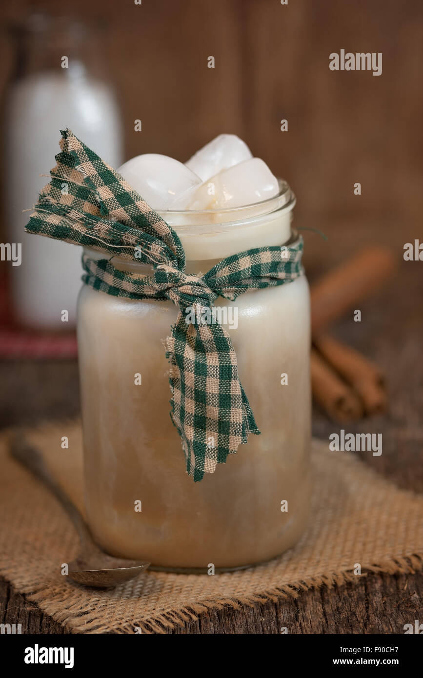 Einmachglas mit Eiskaffee Stockfoto