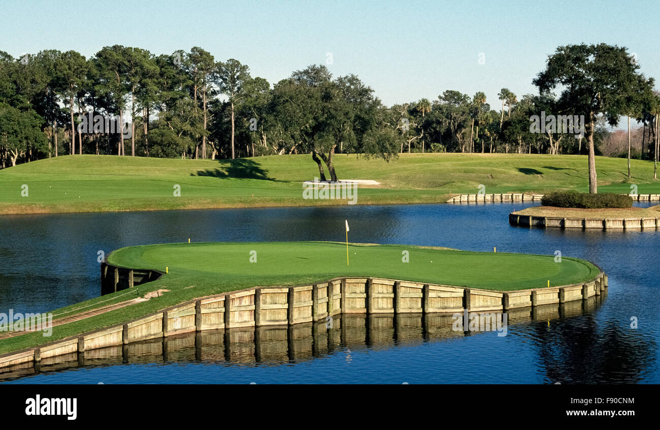 Berühmt unter den Golfer ist das 17. Loch befindet sich auf einer kleinen Insel von grünem Rasen an die The Spieler Club (TPC) Sawgrass Stadium Course in Ponte Vedra Beach, Florida, USA. Das dramatische Par 3-Loch ist das kürzeste (137 Yards) auf dem Meisterschaftsplatz, aber eine der schwierigsten Golflöcher zu spielen. Dieser öffentlichen Kurs ist häufig der Ort der Golf-Turniere der PGA (Professional Golfers Association of America). Stockfoto