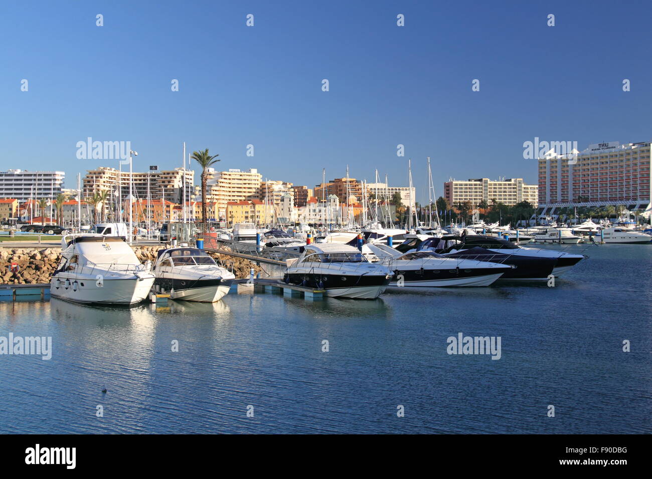 Luxus-Boote in Vilamoura Marina Vilamoura, Quarteira, Algarve, Portugal, Europa Stockfoto