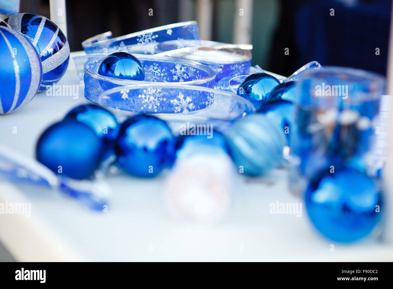 Detail des blauen Balles Weihnachtsdekoration Stockfoto