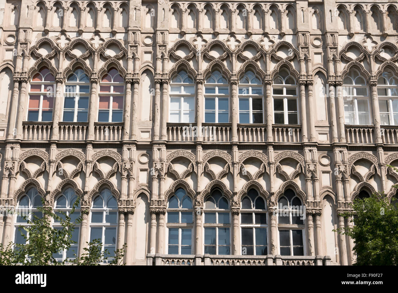 Eine Reihe von gotische Fensterchen auf ein Gebäude in Budapest, Ungarn. Stockfoto