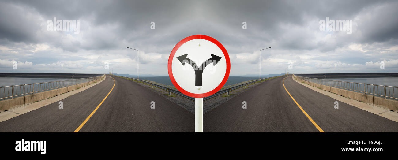 Gabel Kreuzung Verkehrszeichen mit Kreuzung Spliting in zwei-Wege Stockfoto