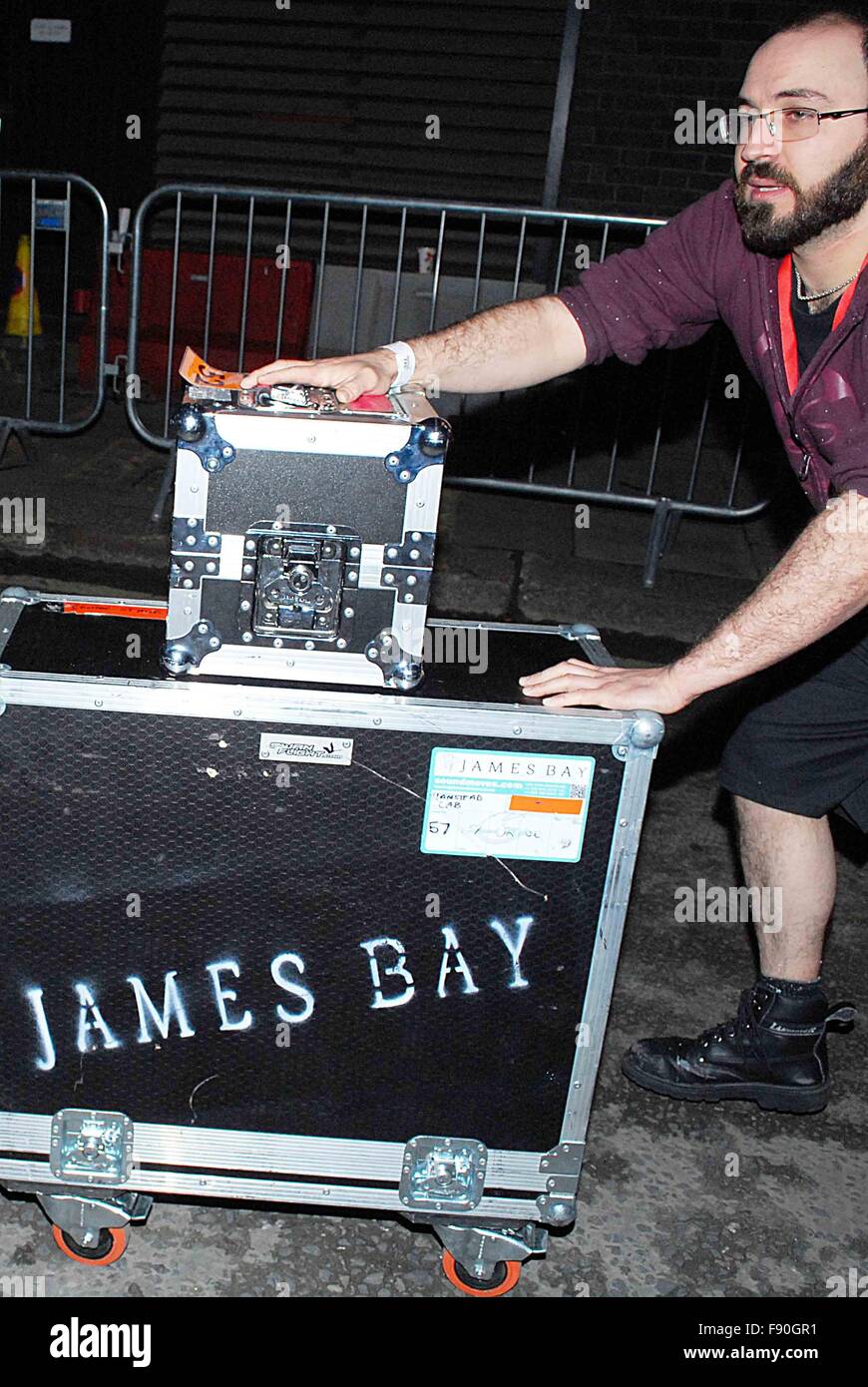 Ein Produktionsassistent, der das Cochrane Theatre nach der Aufnahme der TGI Friday TV Show von Channel 4 verließ. Quelle: PatPhoto/Alamy Live News Stockfoto