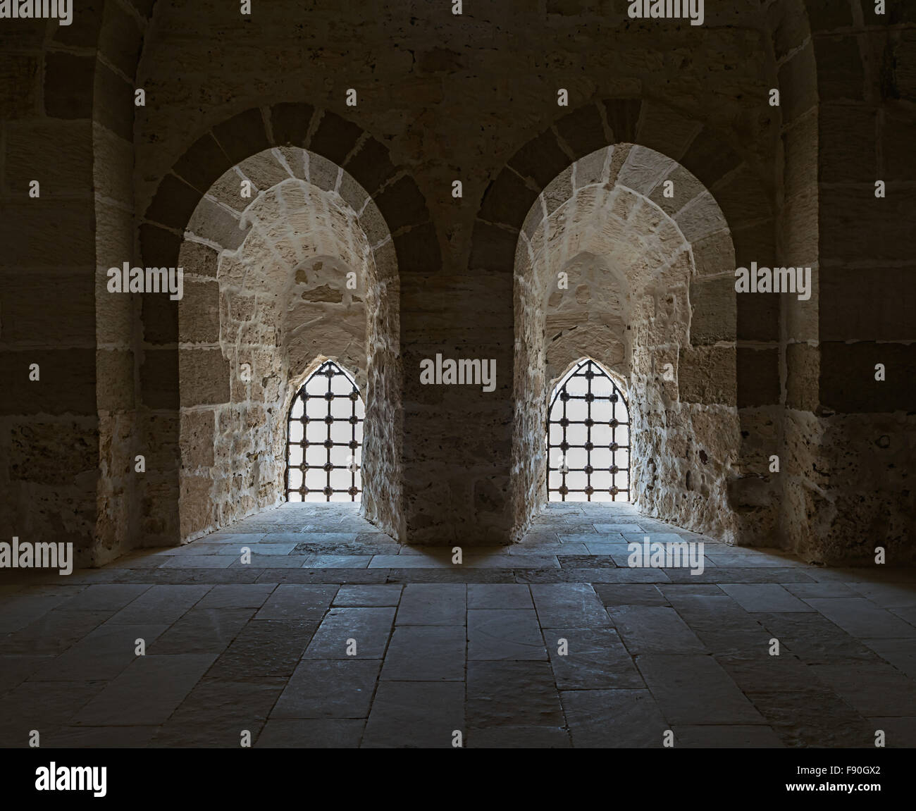 Alte Steinmauer mit zwei benachbarten beleuchtet wieder Windows, Qait Burg Stockfoto
