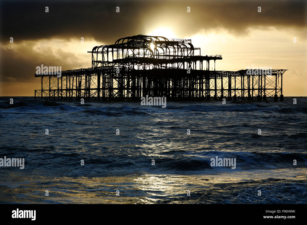 Am Nachmittag Sonne durch stürmischen Himmel hinter dem West Pier in Hove in der Nähe von Brighton, UK Stockfoto