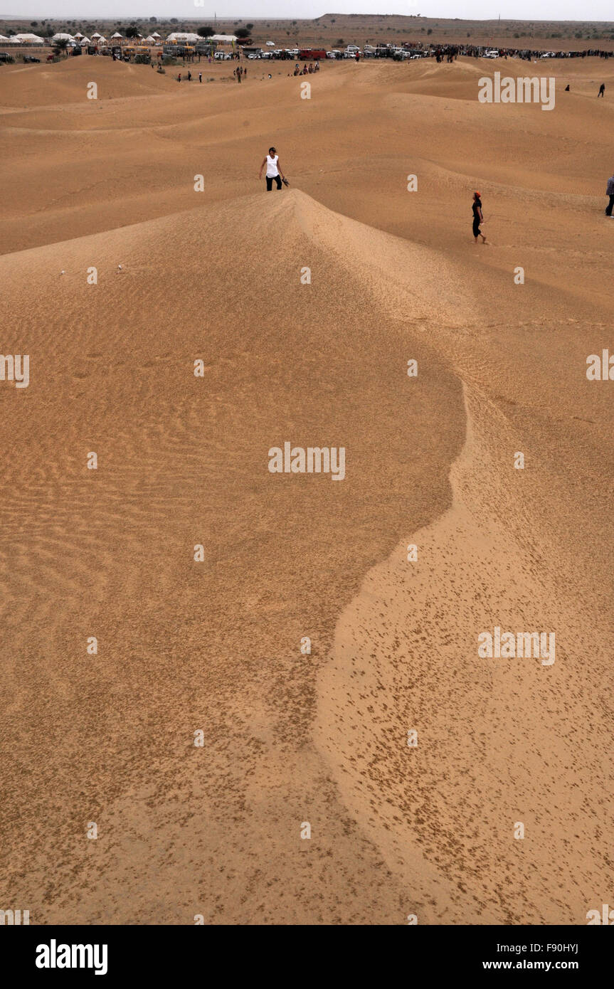 Golden Sand der großen Wüste Thar locken Besucher aus der ganzen der Welt zwei Damen auf Sanddünen in Jaisalmer Rajasthan, Indien Stockfoto