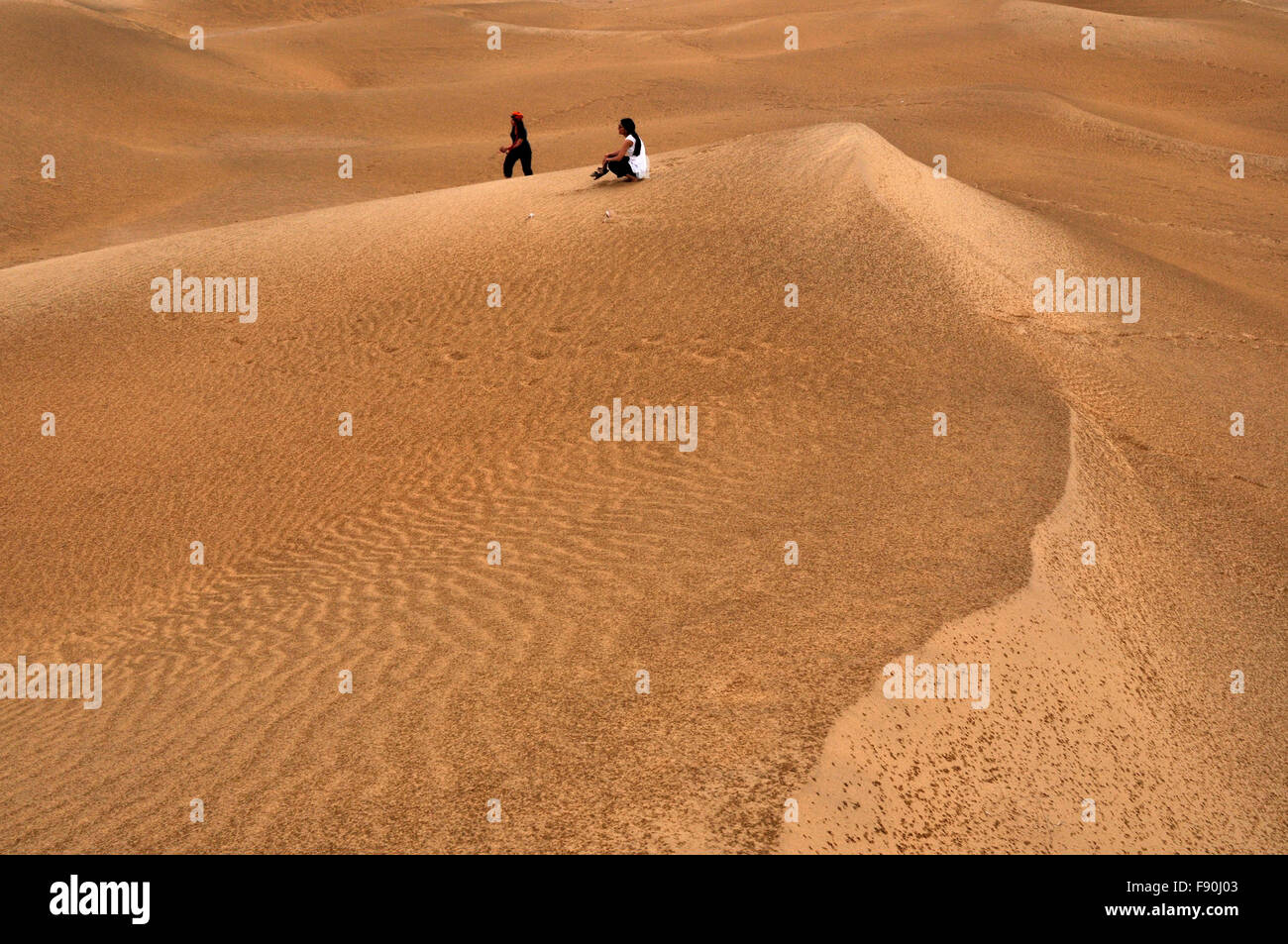 Golden Sand der großen Wüste Thar locken Besucher aus der ganzen der Welt zwei Damen auf Sanddünen in Jaisalmer Rajasthan, Indien Stockfoto