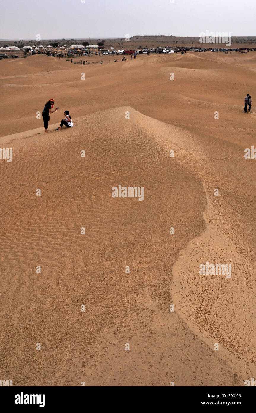 Goldenen Sand der großen Wüste Thar ziehen Besucher aus aller Welt, zwei Damen auf Sanddünen in Jaisalmer, Rajasthan Indien Stockfoto