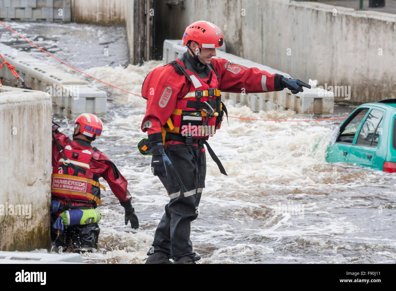 Humberside Feuer und Rettung Service tut einen Fluss zu retten Übung auf die Tees Barrage, Stockton-auf-Tees, England, UK Stockfoto