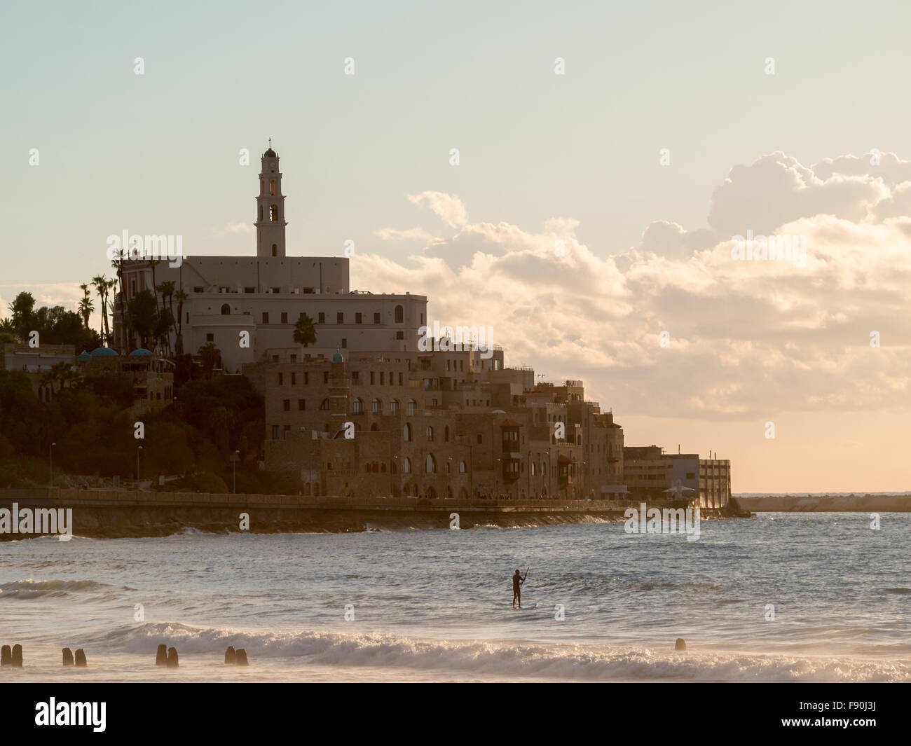 Blick auf die Altstadt Jaffa aus Tel Aviv Promenade mit den Surfern im Vordergrund Stockfoto