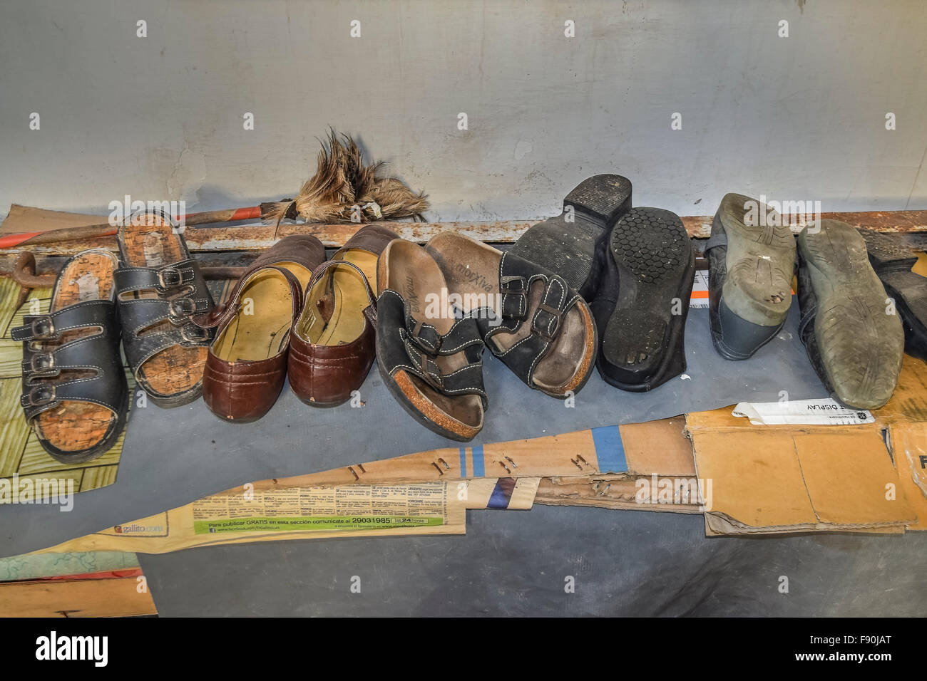 Alte und schmutzige Schuhe Kollektion Breitbild-Format Fotografie. Stockfoto