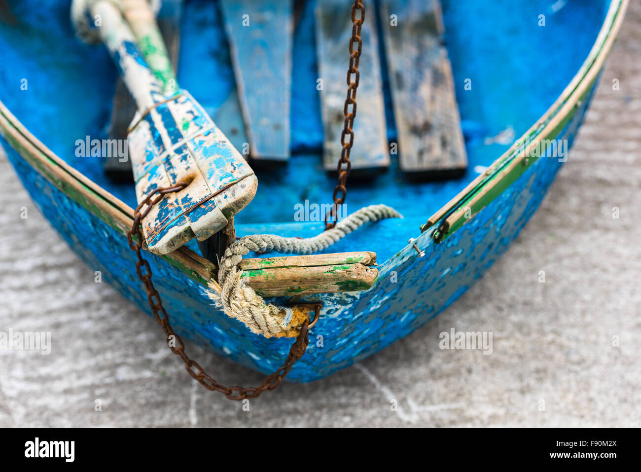 Alte blaue Holz shabby Angeln Boot Detail. Schuss mit einer selektiven Fokus Stockfoto