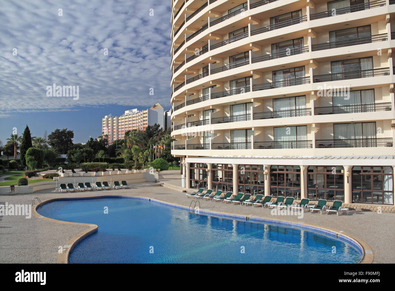 Haupt-Pool im Hotel Vila Galé Ampalius mit Alameda Praia da Marina Vilamoura, Quarteira, Algarve, Portugal, Europa Stockfoto