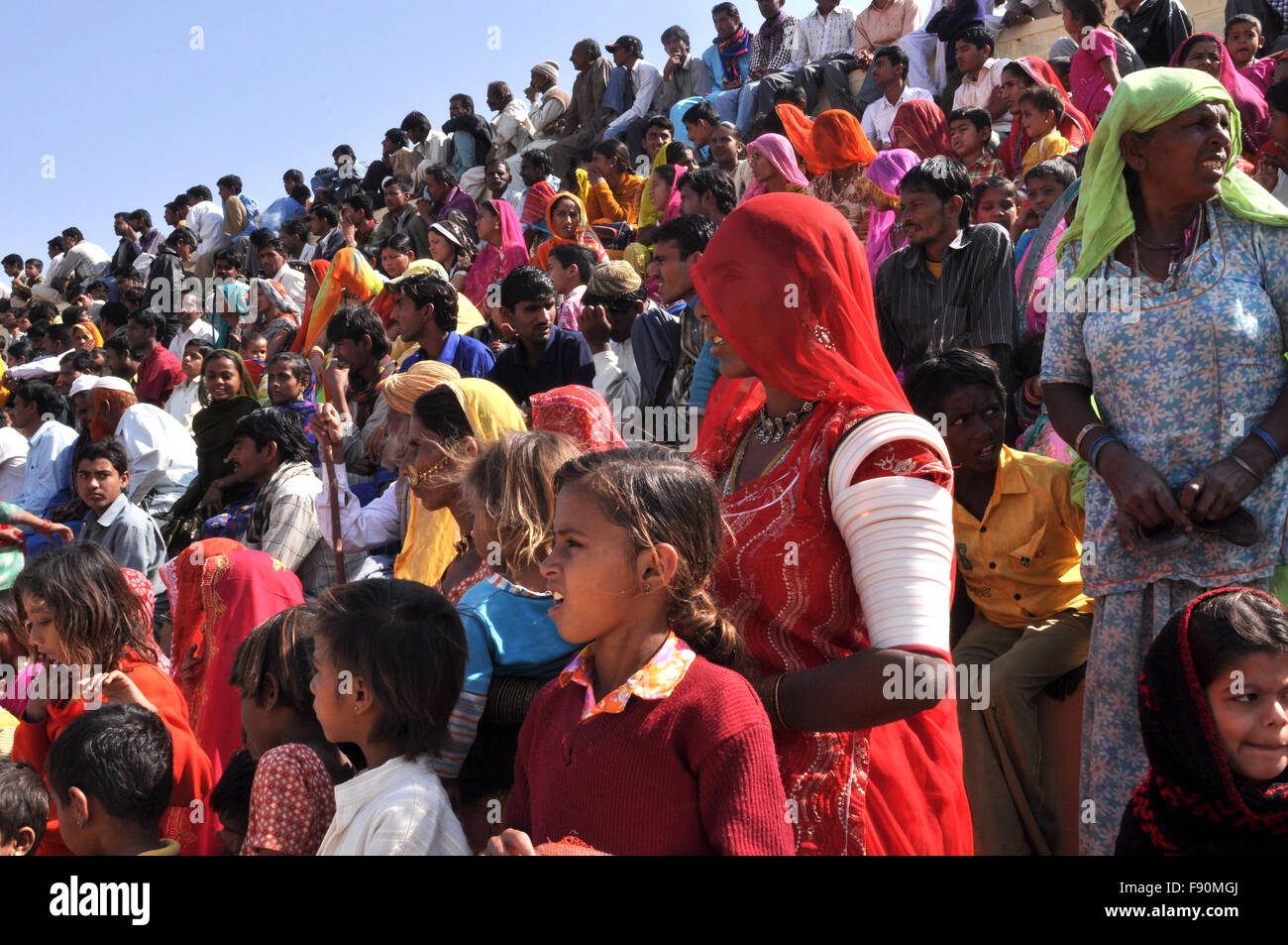 Die Menschen Sie genießen Frauen Matkaa-Rennen Wettbewerb im Thar-Wüste in Jaisalmer Desert Festival in Jaisalmer, Rajasthan, Indien. Stockfoto