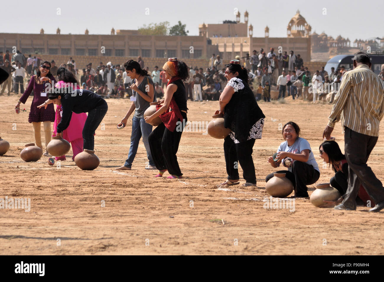 Frauen Matkaa Rennen Competiton eines die Hauptattraktion in Jaisalmer Desert Festival in Jaisalmer, Rajasthan, Indien. Stockfoto