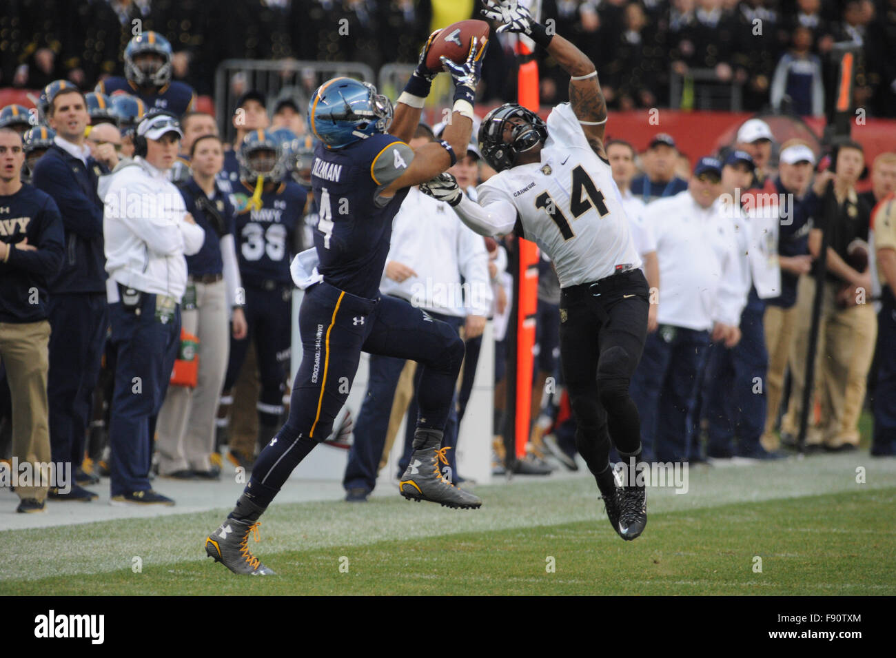 Philadelphia, Pennsylvania, USA. 12. Dezember 2015. Navy WR JAMIR HILLMAN und Armee BC, CHRIS CARNEGIE in Aktion während des Spiels an der 116. Blindgänger im Lincoln Financial Field in Philadelphia statt © Ricky Fitchett/ZUMA Draht/Alamy Live News Stockfoto