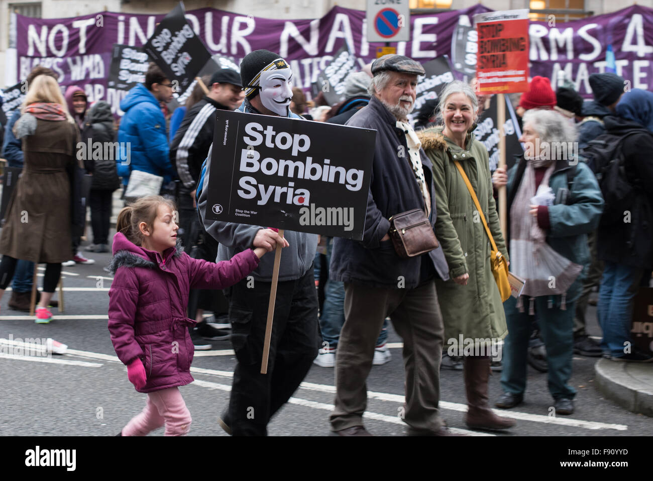 London, UK. 12. Dezember 2015. Viele Hunderte nahmen auf Londons Straßen zur Teilnahme an einer Demonstration zu stoppen, die Bombardierung von Syrien, BBC Broadcasting House beginnend und endend in der Downing Street. Bildnachweis: Pmgimaging/Alamy Live-Nachrichten Stockfoto