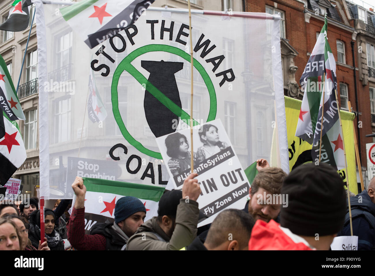 London, UK. 12. Dezember 2015. Viele Hunderte nahmen auf Londons Straßen zur Teilnahme an einer Demonstration zu stoppen, die Bombardierung von Syrien, BBC Broadcasting House beginnend und endend in der Downing Street. Bildnachweis: Pmgimaging/Alamy Live-Nachrichten Stockfoto